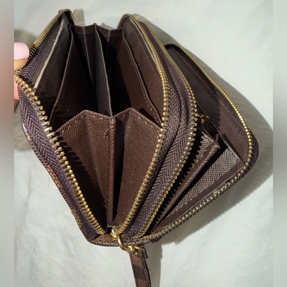 👑✅PRICE FIRM✅ Brown Large Double Zip Compartment Wristlet Wallet. - Picture 12 of 17
